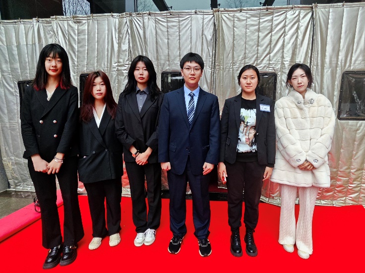 说明: 一群人站在一起合影描述已自动生成